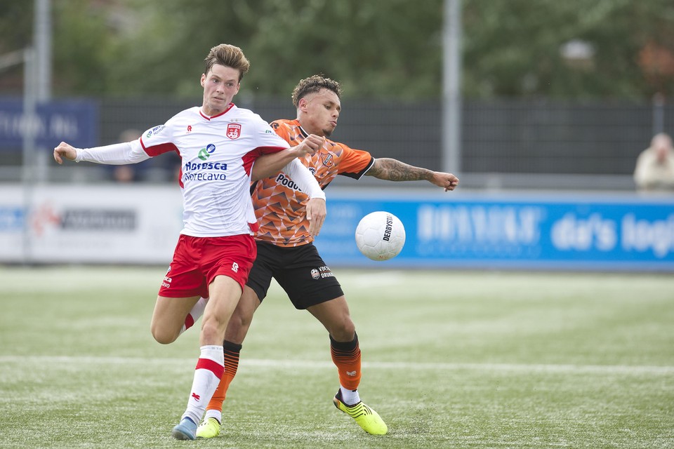 Sem van Oosten gaat het duel aan met Dean James van Jong FC Volendam.