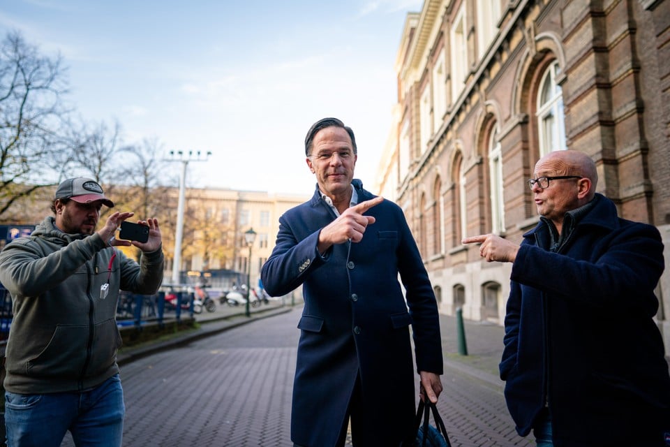 Rutte wordt in november belaagd door Huig Plug in Den Haag. Plug heeft inmiddels een contactverbod met de premier dat hij ook weer heeft overtreden, wat leidde tot een nieuwe aanhouding.