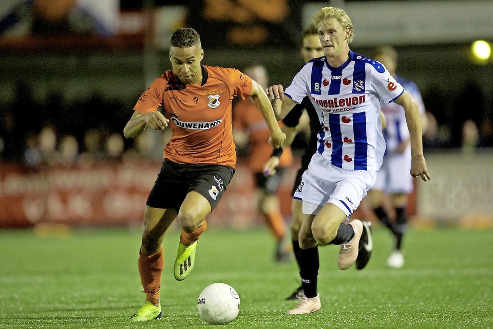 Katwijk tegen SC Heerenveen: links Marciano Mengerink van Katwijk, rechts Morten Thorsby van SC Heerenveen.