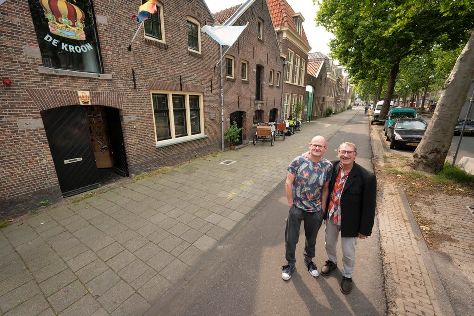 Alex van der Slot (links) en Peter van Eeten bij het COC aan de Langegracht in Leiden.