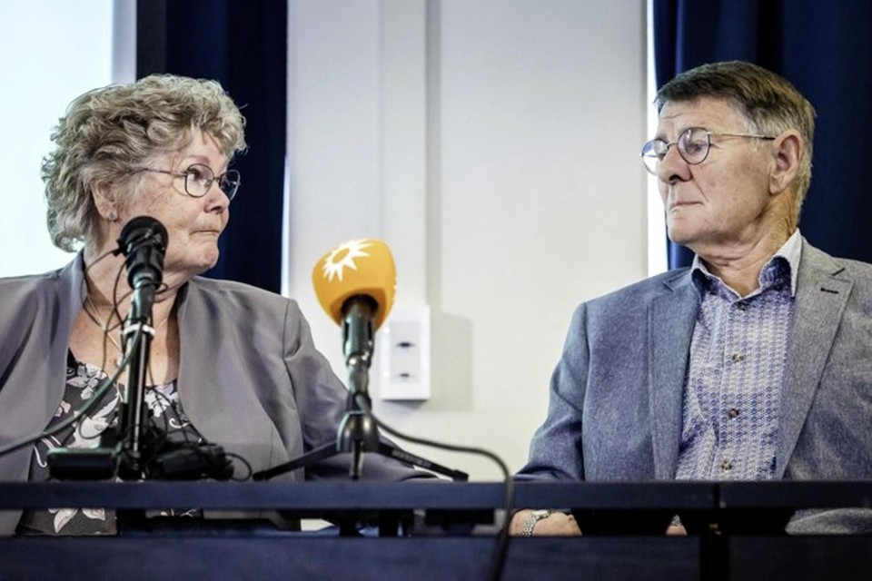Corrie en Adrie Groen tijdens een persconferentie waarin Peter R. de Vries een inzamelingsactie aankondigt.