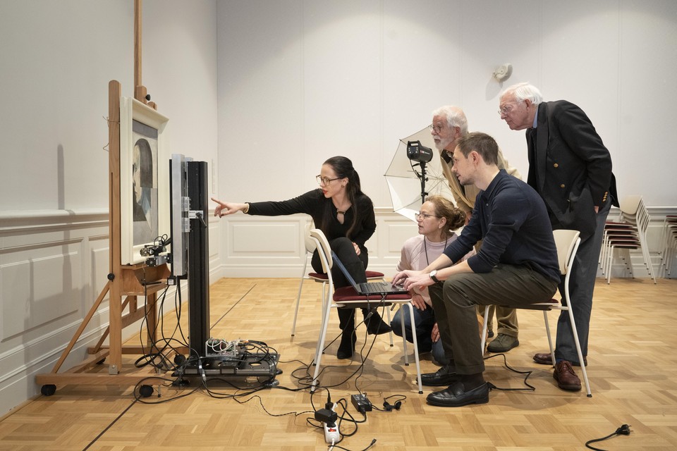 Liselore Tissen geeft uitleg aan bezoekers bij het scannen van een door Theo van Doesburg gemaakt portret.