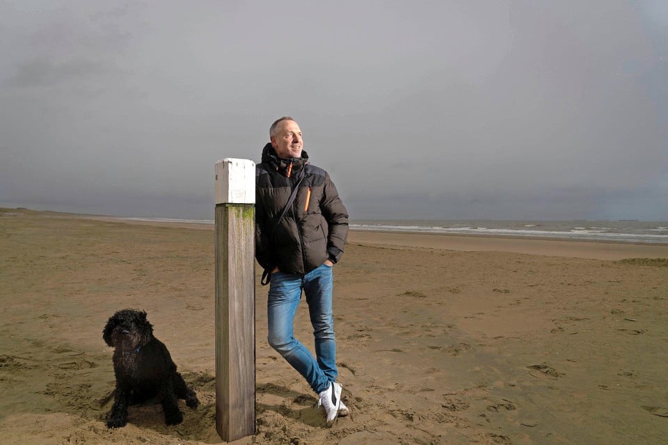 Paul van der Linde op het Katwijkse strand: ,,Ik wilde deze race graag voor mijn zestigste doen, want daarna wordt het fysiek toch moeilijker, denk ik.’’
