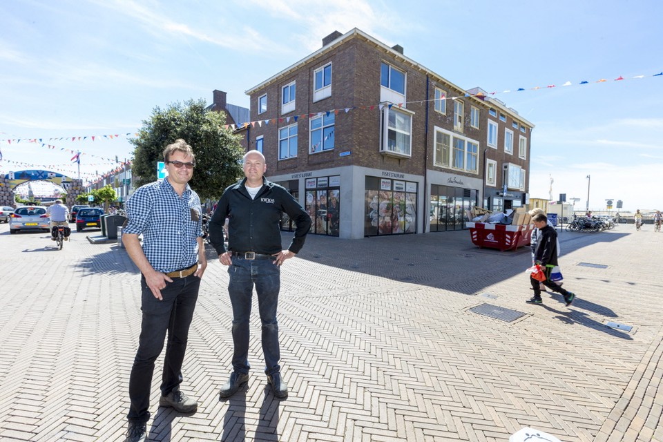 Nico Schuitemaker en zijn broer Arie-Kees voor de nieuwe vestiging op de hoek Voorstraat/Princestraat. Foto Hielco Kuipers