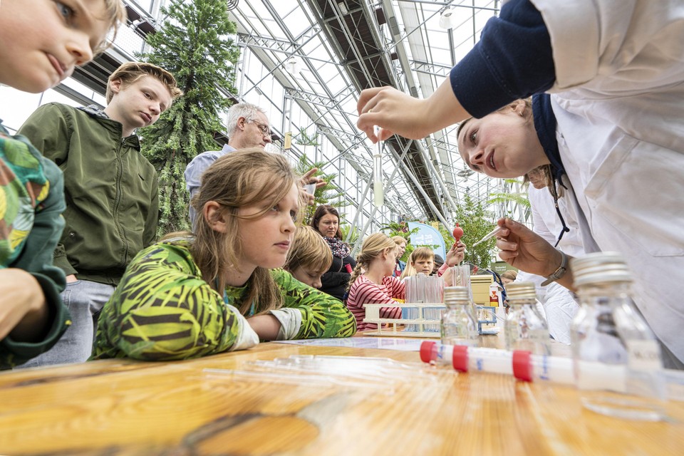 Er wordt veel geëxperimenteerd tijdens het Wetenschaps Festival in de Hortus Botanicus.