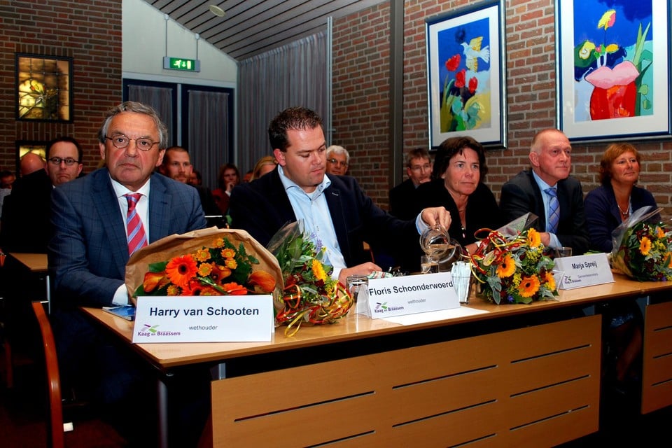 Marja Spreij op een foto uit 2014, temidden van net aangetreden wethouders Harry van Schooten, Floris Schoonderwoerd, Henk Hoek en Yvonne Peters.