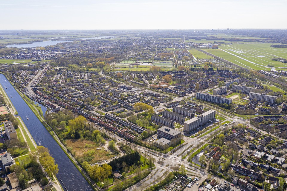 De Voorschotense woonwijk Noord-Hofland. De beoogde bouwlocatie ligt rechts voor in beeld, nabij de drie flats die op een rijtje liggen.