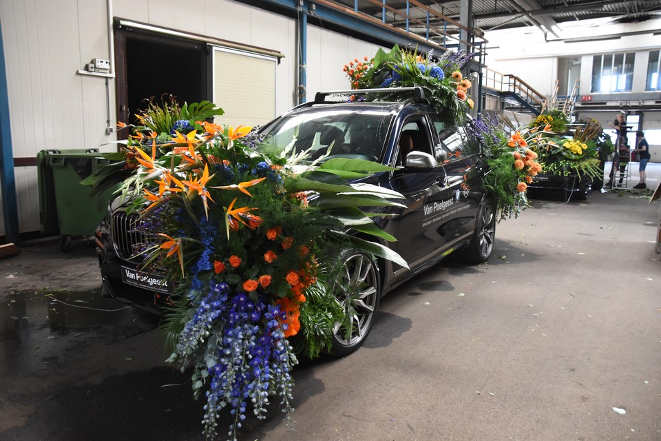 Een van de drie versierde personenwagens die zaterdag in Rijnsburg, Katwijk en Noordwijk staan, als klein alternatief voor de Flower Parade.