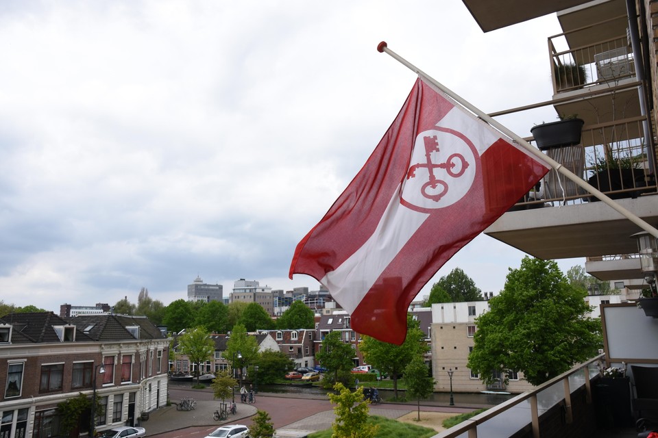 De Leidse vlag halfstok voor Aad van der Luit.