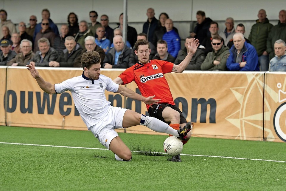 Katwijk-speler Mike van den Ban in actie tegen Koninklijke HFC, in april 2017, voor zijn ernstige knieblessure.