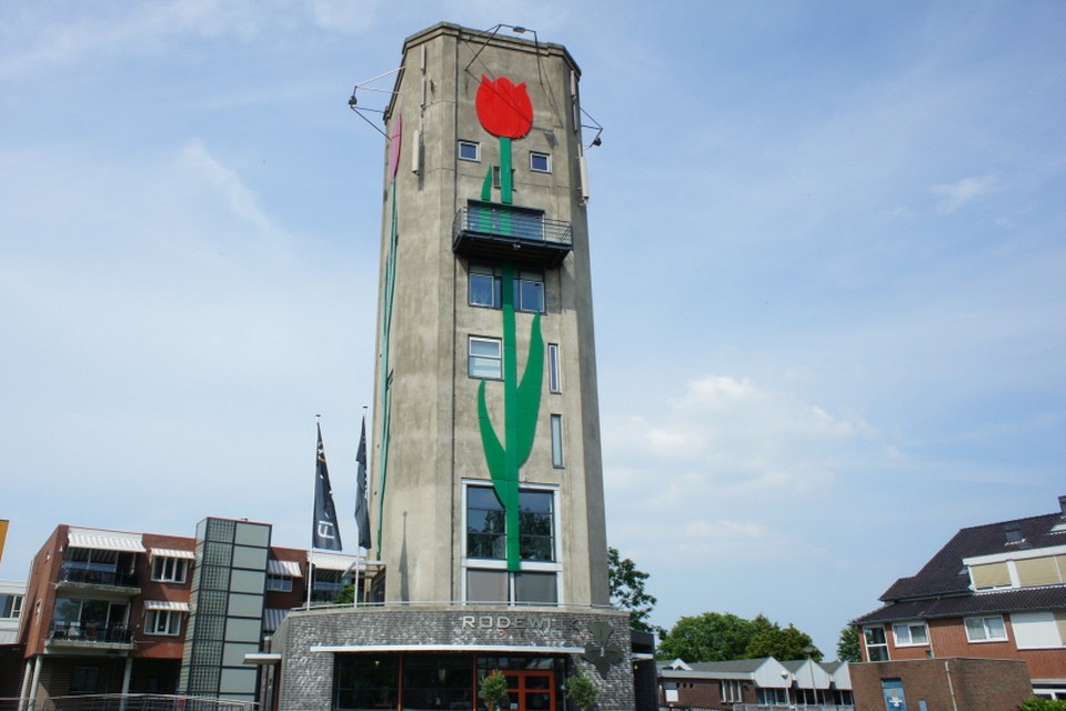 De Alkeburcht staat bij de beeldbepalende watertoren in Roelofarendsveen.