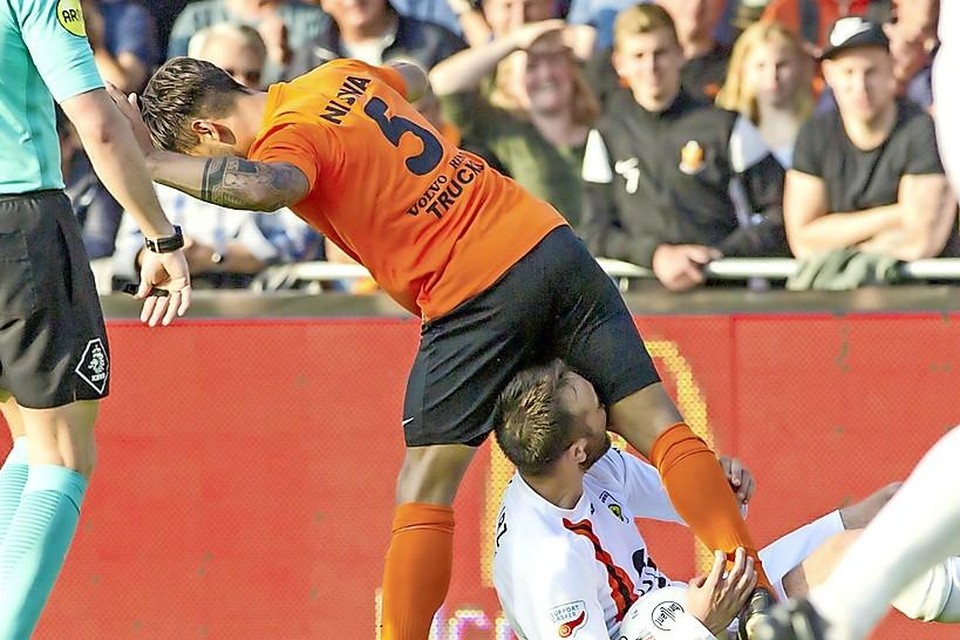 Martin van Eeuwijk bijt als speler van FC Lisse tegenstander Ashwin Manuhutu van HHC Hardenberg in zijn been.