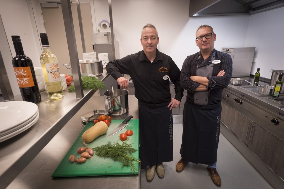 Zorgkoks Jaco Groen en Dirk Pieter van Leeuwen in de keuken van verzorgingshuis De Wilbert in Katwijk aan de Rijn.