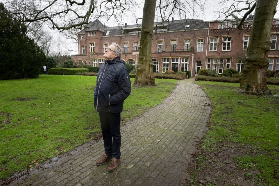 Abraham Schildkamp mijmert over de Martha Stichting bij het Emmahuis in Park Rijnstroom in Alphen.