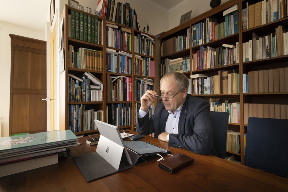 Burgemeester Henri Lenferink zit thuis te teamsen achter zijn computer.