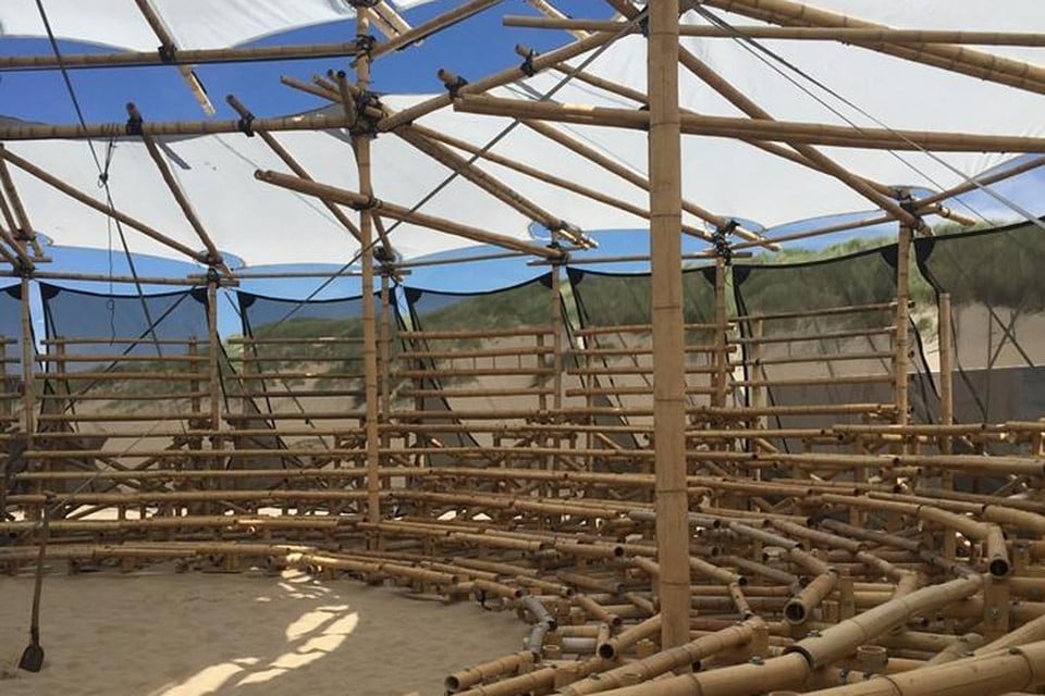 Bamboe Theater in opbouw op het Noordwijkse strand.