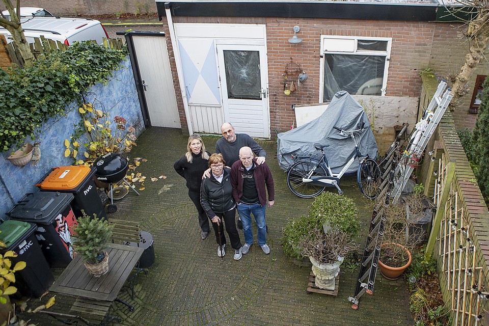 Marcel en Annette Hienkens met ouders op de plek waar de mantelzorgwoning moet komen te staan.