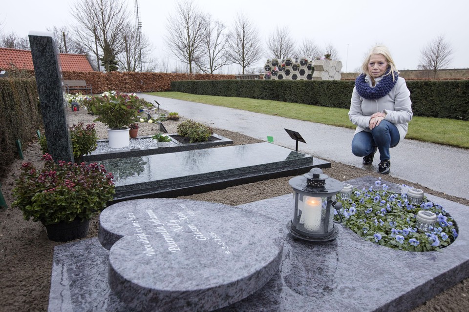Anja Slootweg bij het graf van haar moeder.