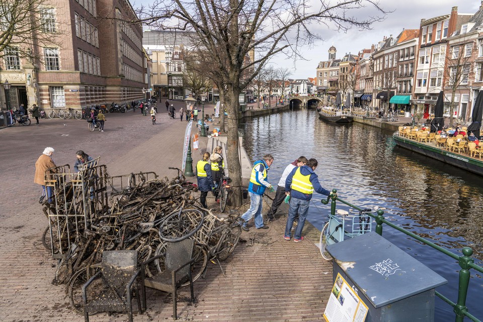 In het kader van NL Doet werd gisteren naar schatting tien kuub afval uit 200 meter gracht gevist.