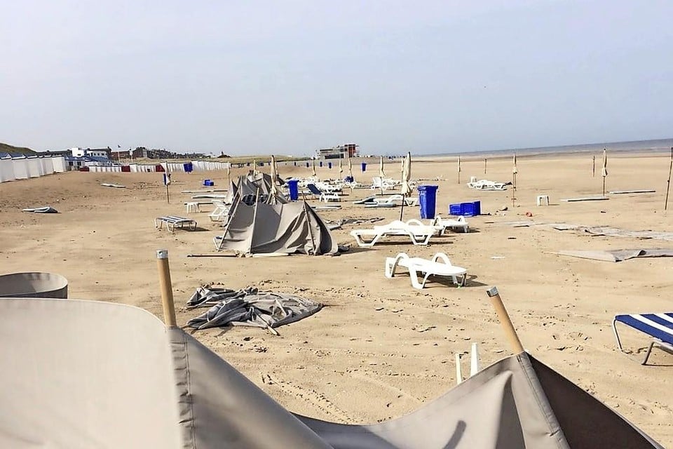 Door het lekkere weer hadden veel paviljoenhouders strandbedden, parasols, kussens en windschermen op het strand laten staan.