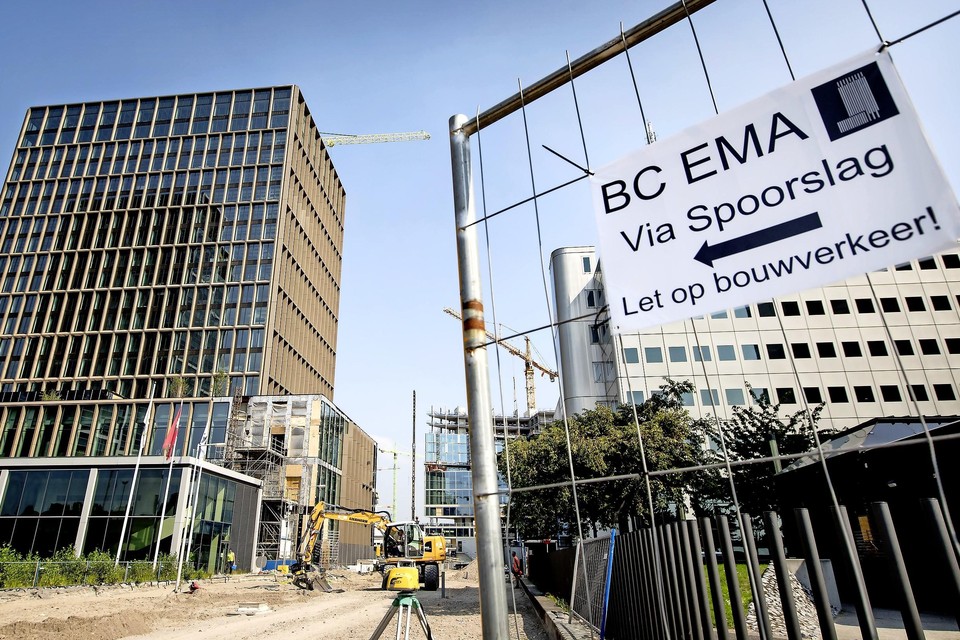 De bouw van het nieuwe hoofdkantoor van het Europese Geneesmiddelen Agentschap (EMA) aan de Zuidas in Amsterdam vordert gestaag.
