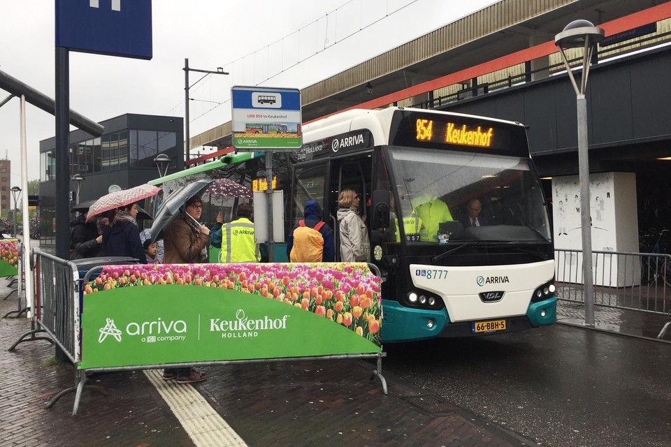 Het is stil op het Stationsplein in Leiden. Alleen Arrivabus 854 naar de Keukenhof rijdt.