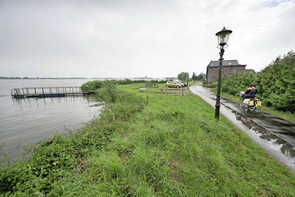 Volgens B en W van Kaag en Braassem heeft deze plek aan de Noordkade in Roelofarendsveen ’potentie’ als zwemstrandje.