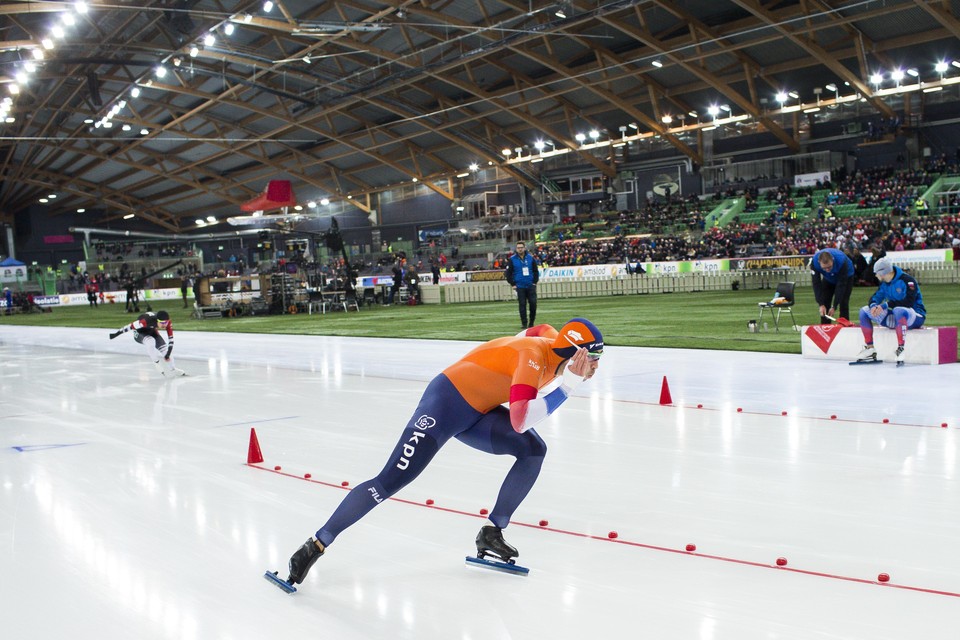 Kai Verbij in actie op de 1000 meter tegen Zhongyan Ning (CHN) tijdens het WK sprint in Hamar.