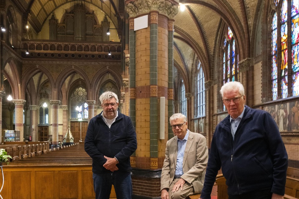 Paul van den Brink, pastoor Ruud Visser en Piet Hoeksel poseren in de Bonifaciuskerk in Alphen met in de verte het orgel van Johannes Hilboesen.