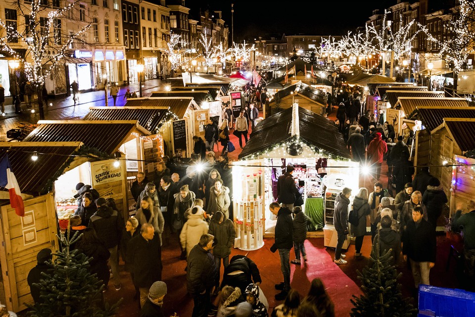 Drukte bij de kerstmarkt in Leiden.
