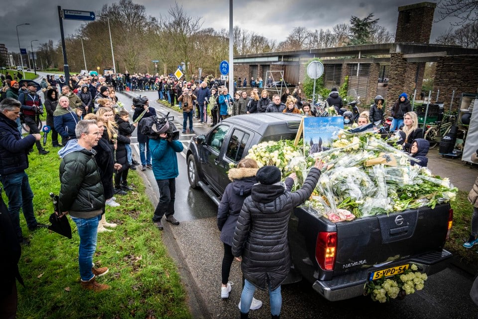 De begrafenisstoet van Esmee Kortekaas.
