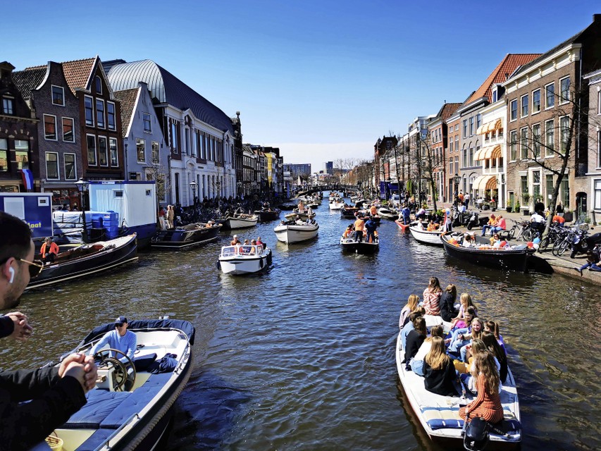 Ook op de Nieuwe Rijn in Leiden is het druk.