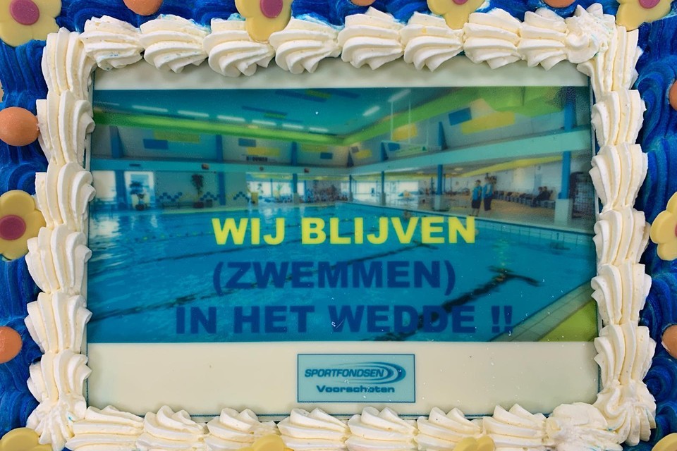 Het zwembad blijft nog tien jaar open en dus is er taart voor de medewerkers van Sportfondsen Voorschoten.