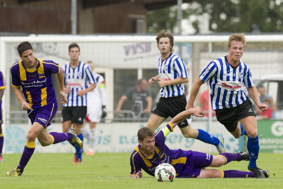 Quick Boys-talent Thom de Vries ontwijkt een tackle van VVSB’er Stefan Kraaijvanger. Foto Taco van der Eb 