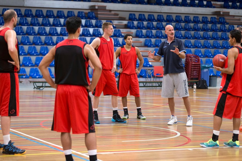 Bondscoach Toon van Helfteren spreekt zijn manschappen toe tijdens de eerste training van het Nederlands basketbalteam in de Vijf Meihal. Archieffoto Hielco Kuipers 
