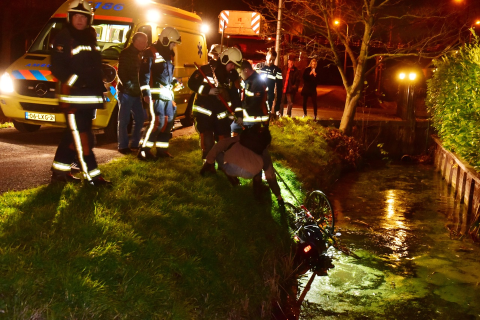 Brandweermannen haalden de fiets uit het water in Oegstgeest.
