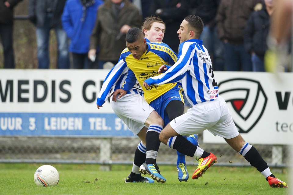 Garry Mendes Rodrigues glipt in december 2011 namens FC Boshuizen langs de UVS’ers Bart van der Weijden en Mo Berdai.