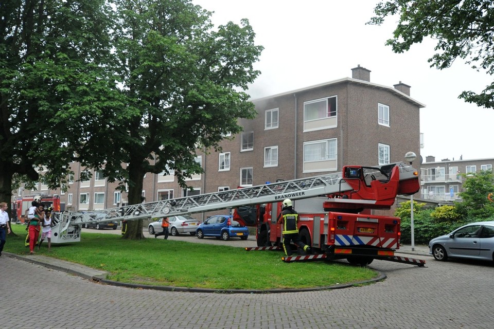 Hevige brand op Frederik van Eedenlaan in Leiden aangestoken. Foto Hielco Kuipers