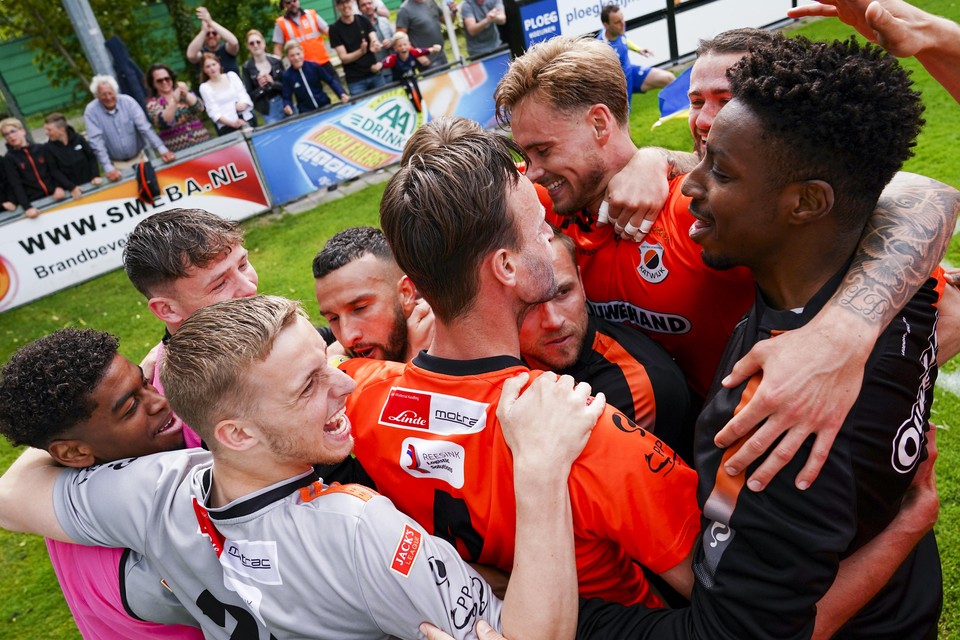 De spelers van Katwijk vieren de zege en de koppositie in een kringetje.