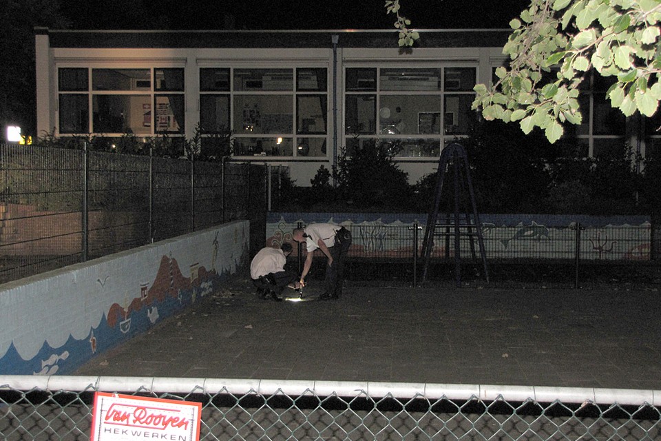 Politie zoekt omgeving af bij basisschool na melding gezondheidsklachten. Foto Volmedia