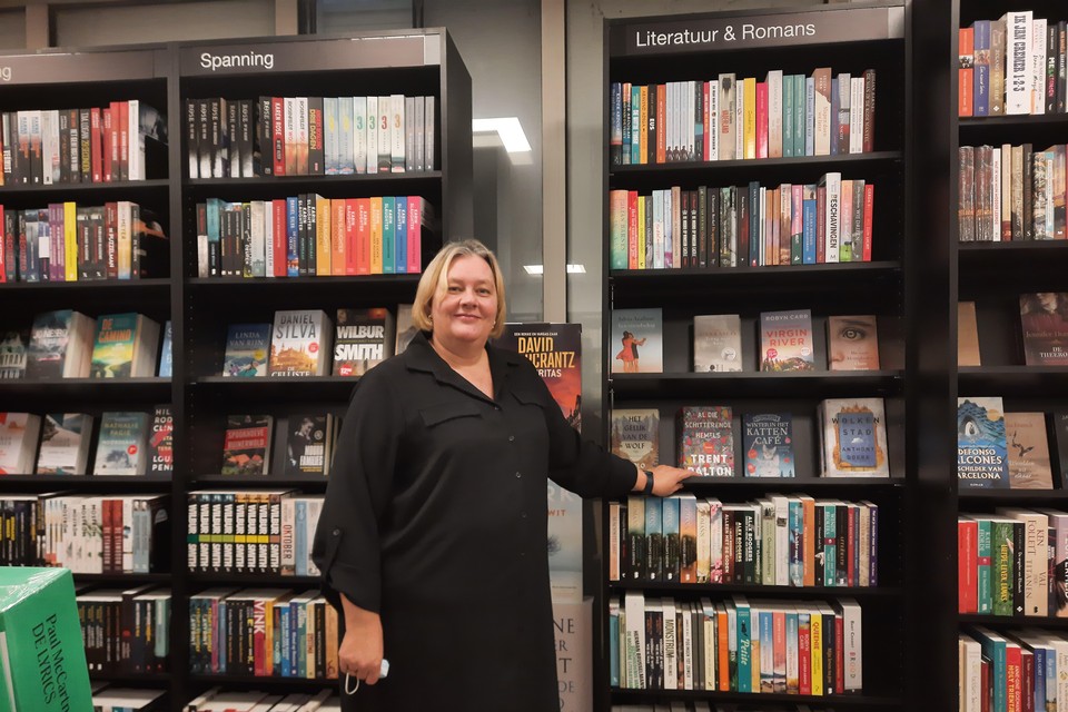 Annelize Haasbeek is blij dat ze haar boeken nog in de winkel kan verkopen.