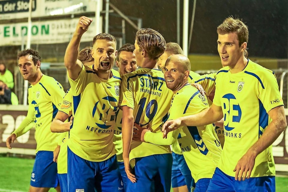 De spelers van FC Lisse vieren een goal tegen Sparta Nijkerk.