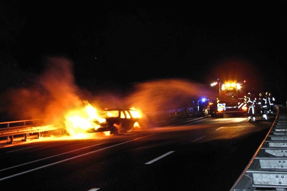 Auto in brand op N206 bij Noordwijkerhout. Foto VOLmedia