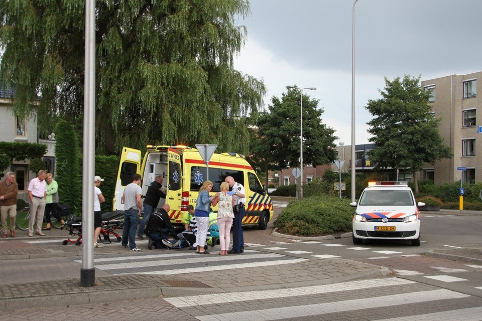 Scooterrijder ernstig gewond bij val in Rijnsburg. Foto Leon Gielen