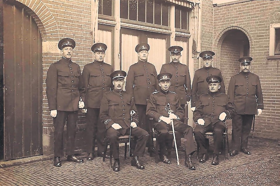 Op deze foto: Het politiekorps van Beverwijk, staand linksboven Frans Hendrikse, zittend midden voor Willem Ragut. Willem Ragut werd op 1 oktober 1924 aangesteld als inspecteur van politie. Frans Hendrikse werd op 13 juli 1925 aangesteld als agent van politie. Fotoarchief: P. Hendrikse.