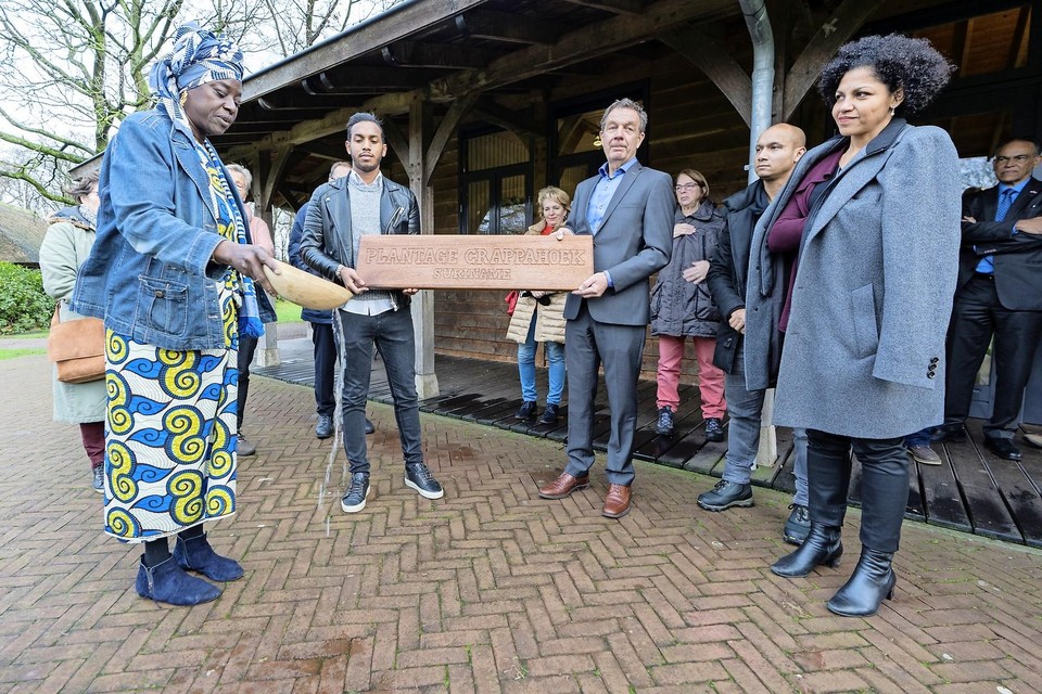 Marian Markelo (links), bestuurslid van Nationaal Instituut Nederlands Slavernijverleden en erfenis, doet het plengoffer.