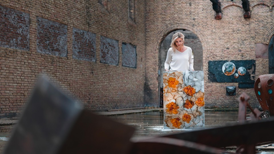 Met dit contrastrijke beeld wil Stephanie van der Beek laten zien dat uit verwoesting iets moois kan ontstaan.