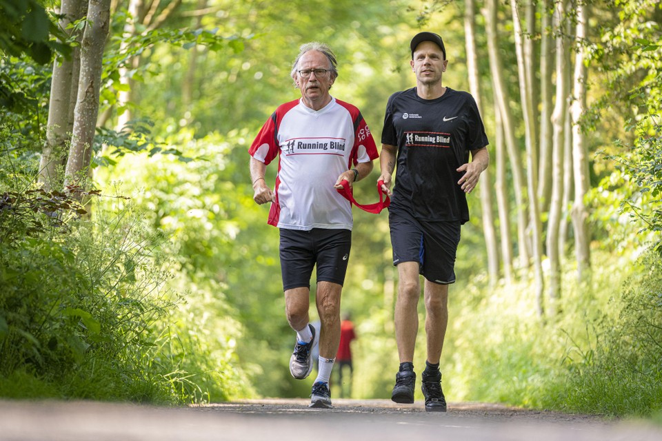Martijn Rijsenbrij (rechts) met zijn buddy bij de Leidse Running Blind: „De hardloopvereniging is een vast baken in mijn leven.”