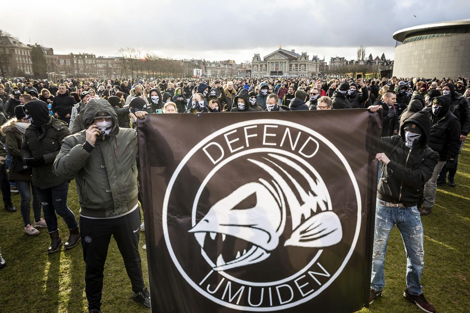 Defend IJmuiden staat dikwijls in de frontlinie bij confrontaties met de politie en is daar trots op.