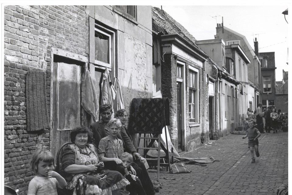 In de Mirakelsteeg werden op straat bonen gedopt voor de conservenfabriek.